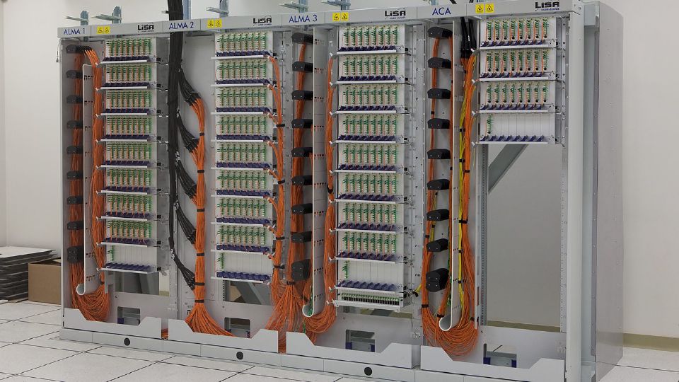 Fibre patch panels with many labelled fibre connections